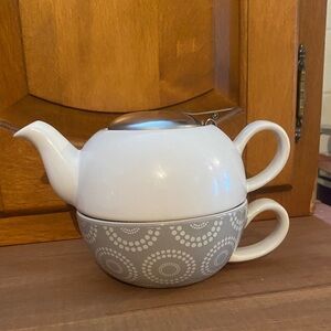 White and Gray Teapot Set